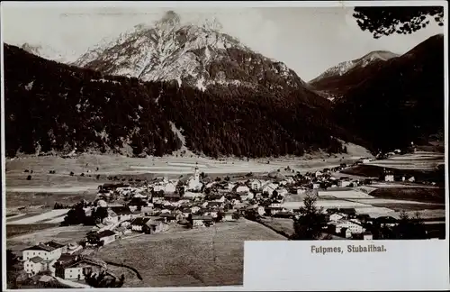 Foto Ak Fulpmes in Tirol, Totalansicht der Ortschaft im Stubaital