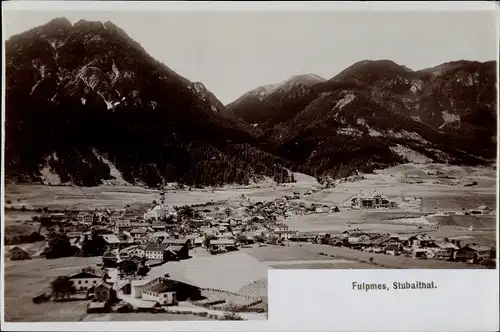 Foto Ak Fulpmes in Tirol, Totalansicht der Ortschaft im Stubaital