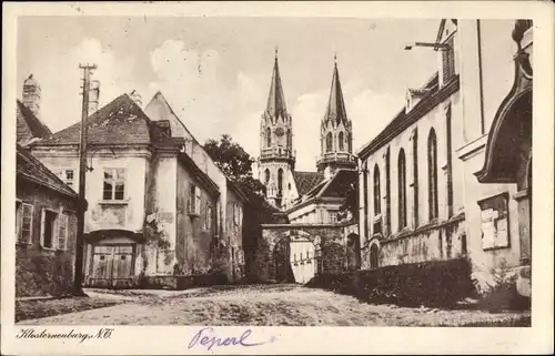 Ak Klosterneuburg in Niederösterreich, Straßenpartie im Ort, Kirche