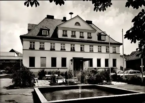 Ak Kirchheim an der Eck Kirchheim an der Weinstraße Pfalz?, Amtsgebäude, Springbrunnen, Autos