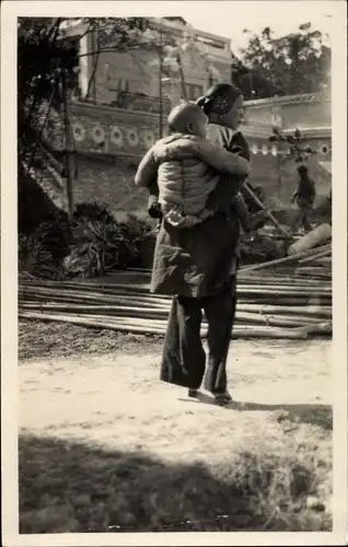Foto Ak Asien, Frau mit Kind