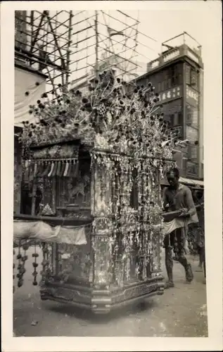 Foto Ak Asien, geschmückte Sänfte, Träger