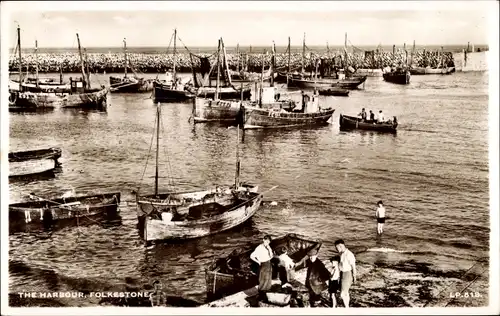 Ak Folkestone Kent South East England, Blick in den Hafen, Besucher, Schiffe