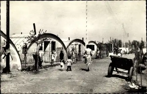 Foto Ak Frankreich, Ortsansicht, Fuhrwerk, Kinder, Zitat von Pere Joseph, Mex amis...