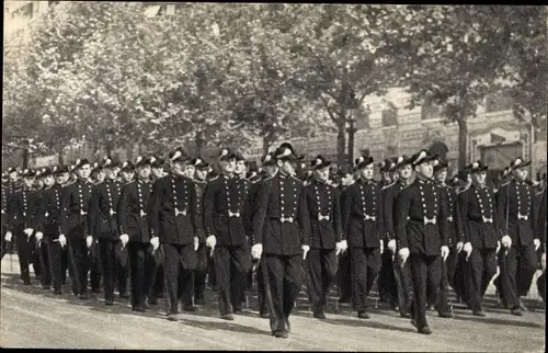 Foto Ak Frankreich, Ecole Polytechnique, Studenten in Uniformen