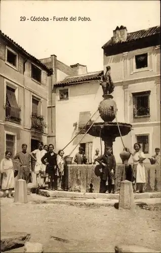 Ak Cordoba Andalusien Spanien, Fuente del Potro, Anwohner an einem Brunnen