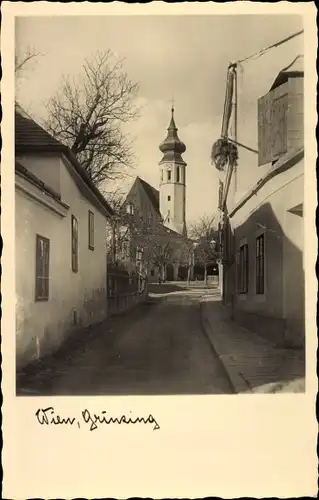 Ak Wien 19. Döbling, Grinzing, Straßenpartie, Kirchturm