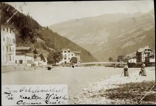 Ak Zell am Ziller in Tirol, Zillertal, Brücke, Frauen am Flussufer