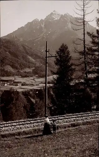 Foto Ak Tirol Österreich, Stubaitalbahn, Frau und Kind an der Bahnstrecke, Panorama mit Serles