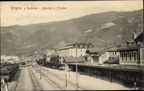 Ak Bregenz am Bodensee Vorarlberg, Bahnhof Gleisseite, Pfänder