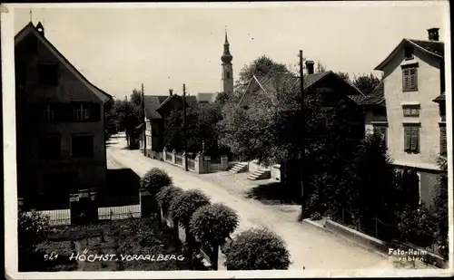 Foto Ak Höchst Vorarlberg, Straßenpartie, Kirchturm