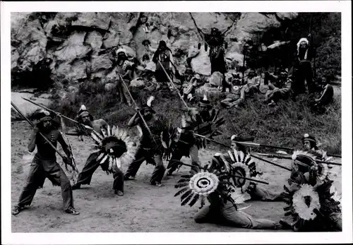 Foto Ak Filmszene, Schauspieler, Kämpfende Indianer, Schutzschild, Speer