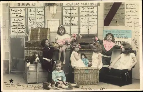 Ak spielende Kinder, Körbe, Truhen, Hund, Katze, Puppe