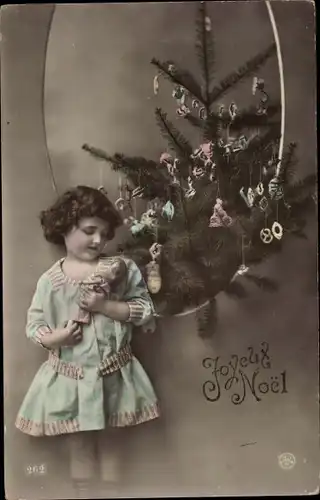 Ak Glückwunsch Weihnachten, Weihnachtsbaum, Mädchen mit Puppe