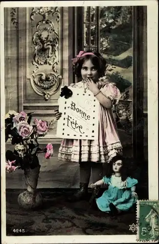 Ak Glückwunsch Geburtstag, Bonne Fete, Mädchen mit Puppe, Blumenstrauß