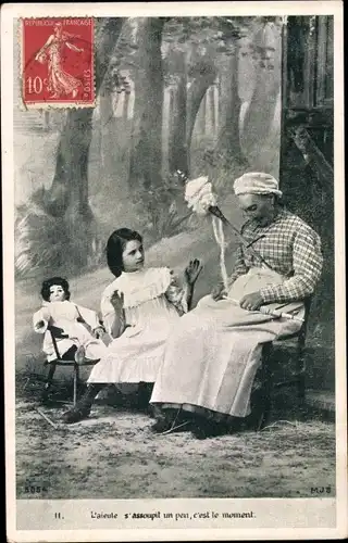 Ak Mädchen mit Puppe, schlafende Frau mit Spindel