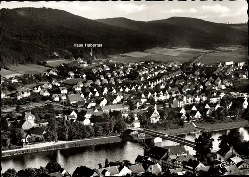 Ak Bodenwerder an der Weser, Gesamtansicht mit Haus Hubertus