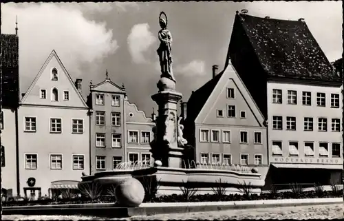 Ak Landsberg am Lech in Oberbayern, Marienbrunnen auf dem Hauptplatz