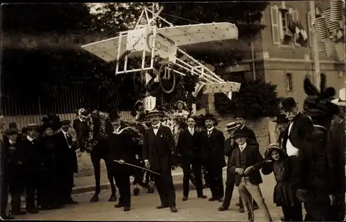 Foto Ak Festumzug, Festwagen mit Flugzeug