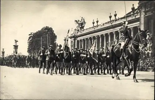 Ak Defile devant le Grand Palais, französische Soldaten, Parade