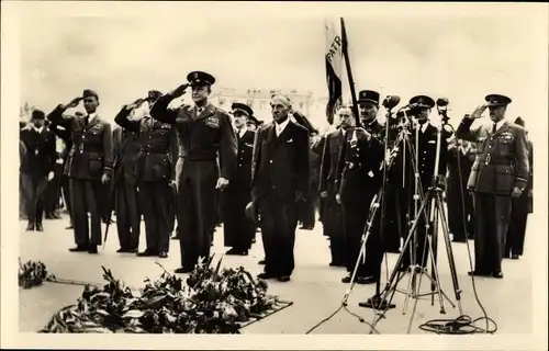 Ak Liberation de Paris, Le General Eisenhower a la tombe du Soldat Inconnu, Arc de Triomphe