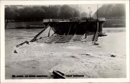 Ak Lyon Rhône, Pont Morand, vue générale, Les Ponts Meurtris