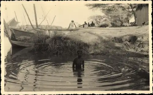 Foto Guinea, Einheimische, Junge im Wasser