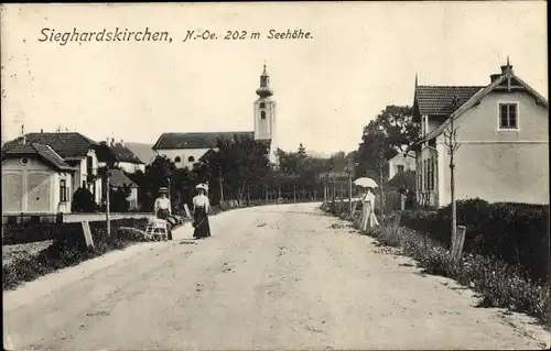 Ak Sieghartskirchen in Niederösterreich, Straßenpartie, Kirche, Frauen