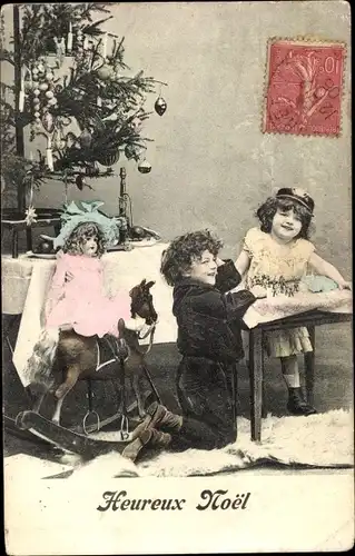 Ak Glückwunsch Weihnachten, Junge und Mädchen vor dem Tannenbaum, Schaukelpferd, Puppe