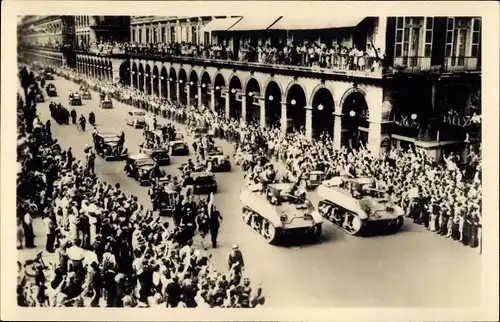 Ak Liberation de Paris, Le cortege officiel rue de Rivoli