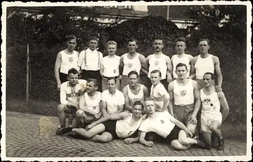 Foto Ak Versmold in Westfalen, Sportverein, junge Männer in Sportkleidung, Turner