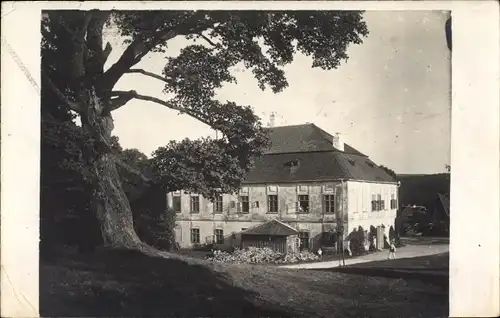 Foto Ak Österreich ?, Blick auf ein Wohnhaus