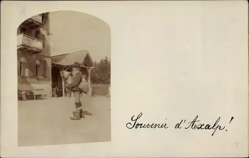 Foto Ak Brienz Kanton Bern, Mann in Tracht auf der Axalp, Wanderer