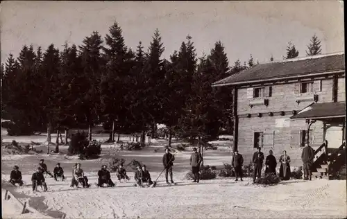 Foto Ak Österreich, Personen auf Schlitten im Schnee, Winter