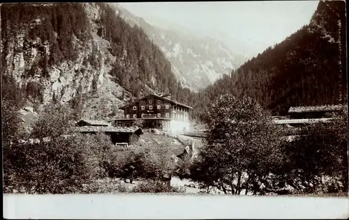 Foto Ak Österreich ?, Landschaft mit Gebäude