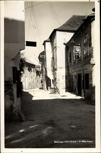 Foto Ak Weißenkirchen in der Wachau Niederösterreich, Straßenpartie im Ort