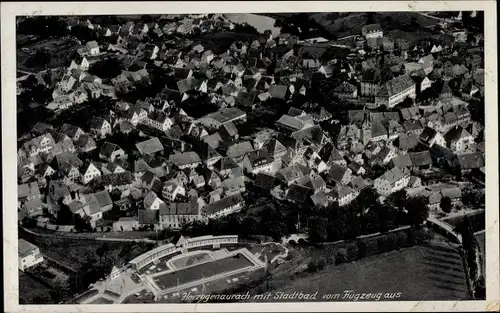 Ak Herzogenaurach in Mittelfranken, Blick auf den Ort mit Stadtbad, Fliegeraufnahme