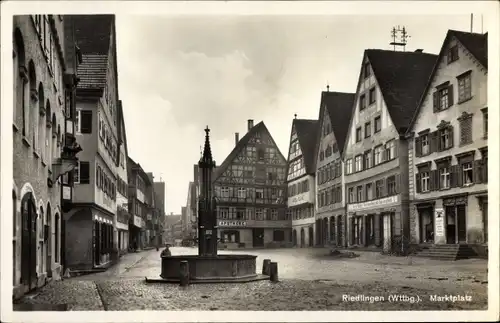 Ak Riedlingen an der Donau Württemberg, Marktplatz, Apotheke, Brunnen