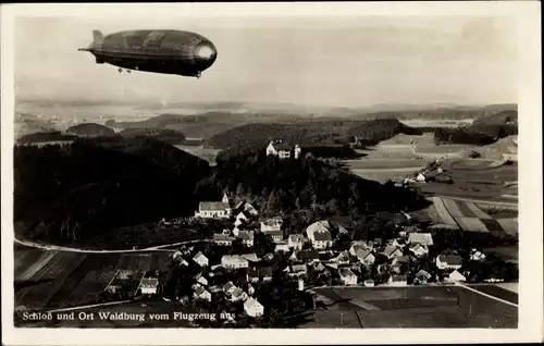 Ak Waldburg in Württemberg, Zeppelin über der Stadt, Schloss, Fliegeraufnahme
