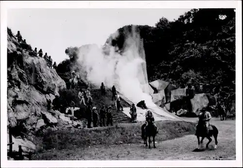 Foto Ak Filmszene, Schauspieler, Indianer, Felsen, pferde