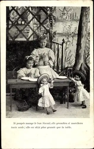 Ak Zwei Mädchen spielen mit Puppen, Si poupée mange le bon biscuit