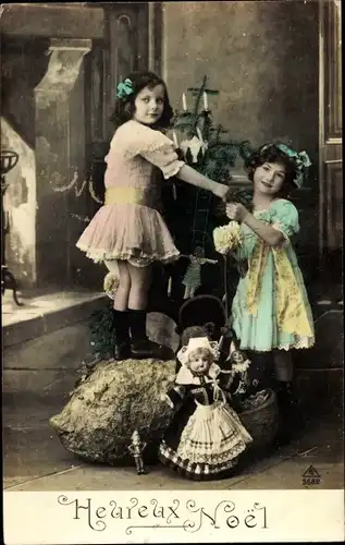 Ak Glückwunsch Weihnachten, Mädchen am Tannenbaum, Puppe, Hampelmann