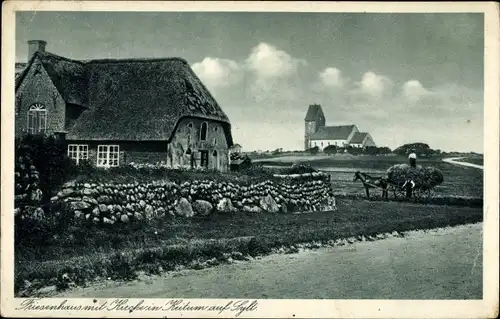 Ak Keitum auf Sylt, Friesenhaus mit Kirche