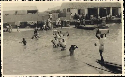 Foto Guinea, Einheimische im Wasser, Häuser