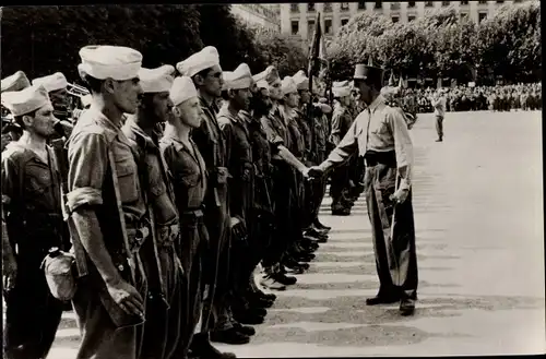 Ak Lyon Rhône, De Sienne a Belfort, A Lyon le General de Lattre de Tassigny, felicite des officiers