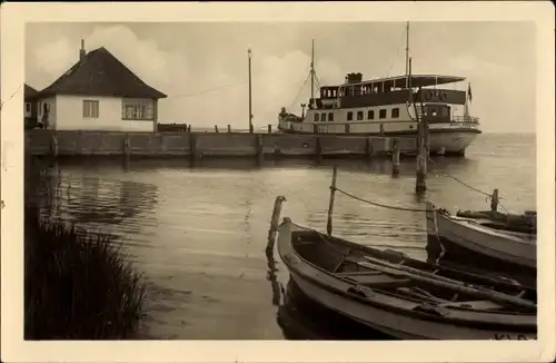 Ak Kloster Insel Hiddensee in der Ostsee, Ortsansicht, Salondampfer, Ruderboote