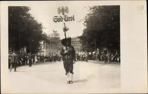 Foto Ak Wien, Sängerfest ?, Mann in Tracht mit Südtirol Banner
