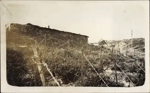 Foto Ak Marokko, Stacheldrahtzaun, Gebäude