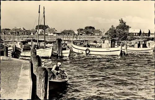 Ak Neuendorf Insel Hiddensee, Hafenpartie