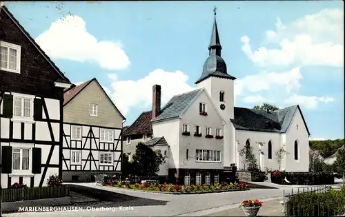 Ak Marienberghausen Nümbrecht im Oberbergischen Kreis, Straßenpartie mit Kirche